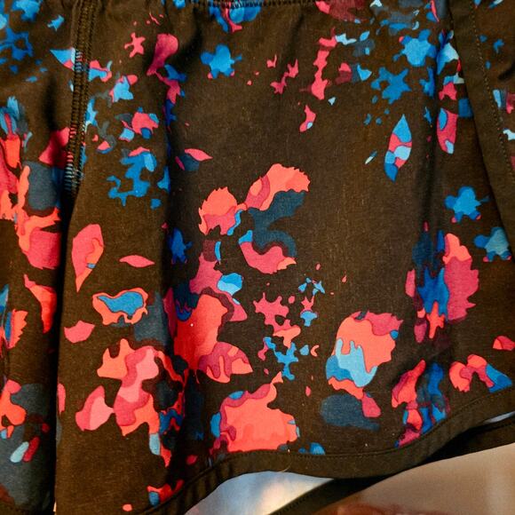 Lululemon running shorts size 2 - Picture 3 of 5